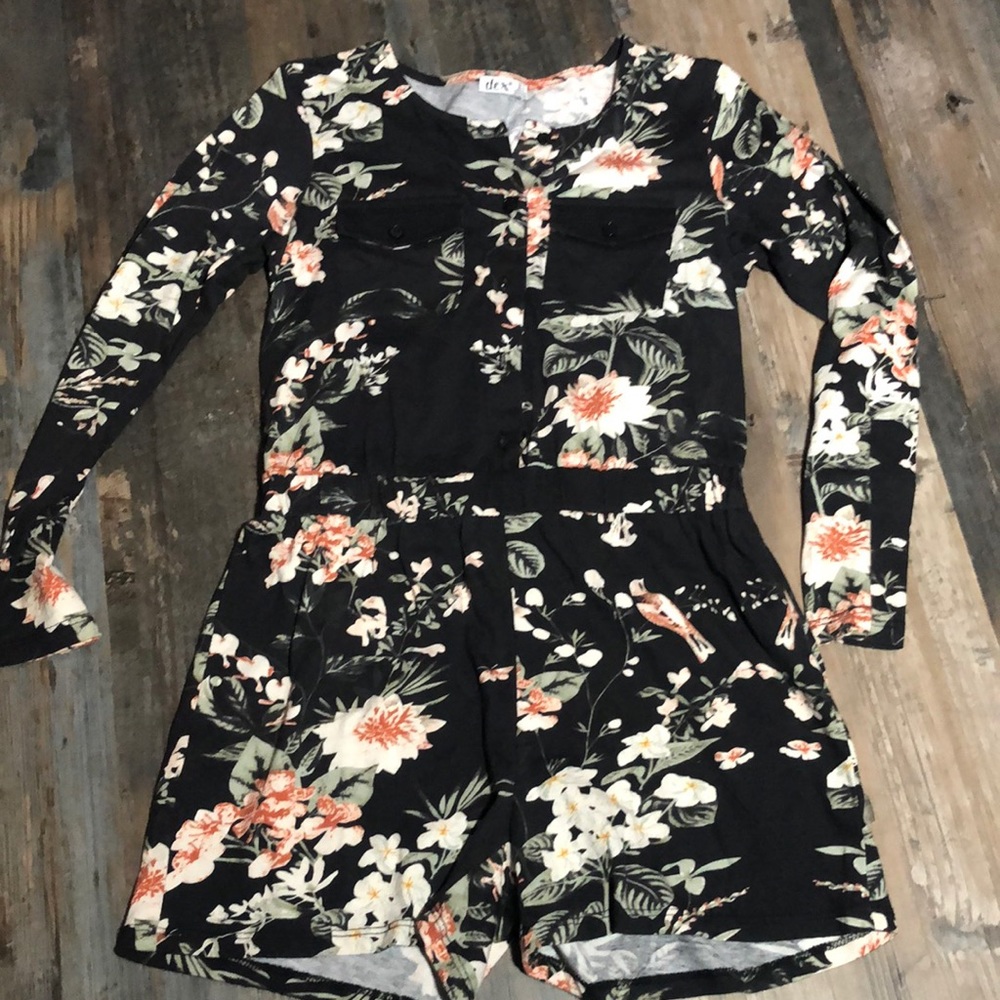 NWOT Dex short floral romper with long sleeves